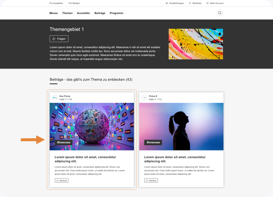 Eine Webseite zeigt die «Themenseite 1» mit einer schwarzen Kopfzeile und zwei vorgestellten Beiträgen darunter. Die linke Kachel enthält ein farbenfrohes Bild einer beleuchteten Kugel, die rechte Kachel zeigt eine im Gegenlicht stehende Person. Die erste Kachel wird mit einem orangefarbenen Pfeil hervorgehoben.