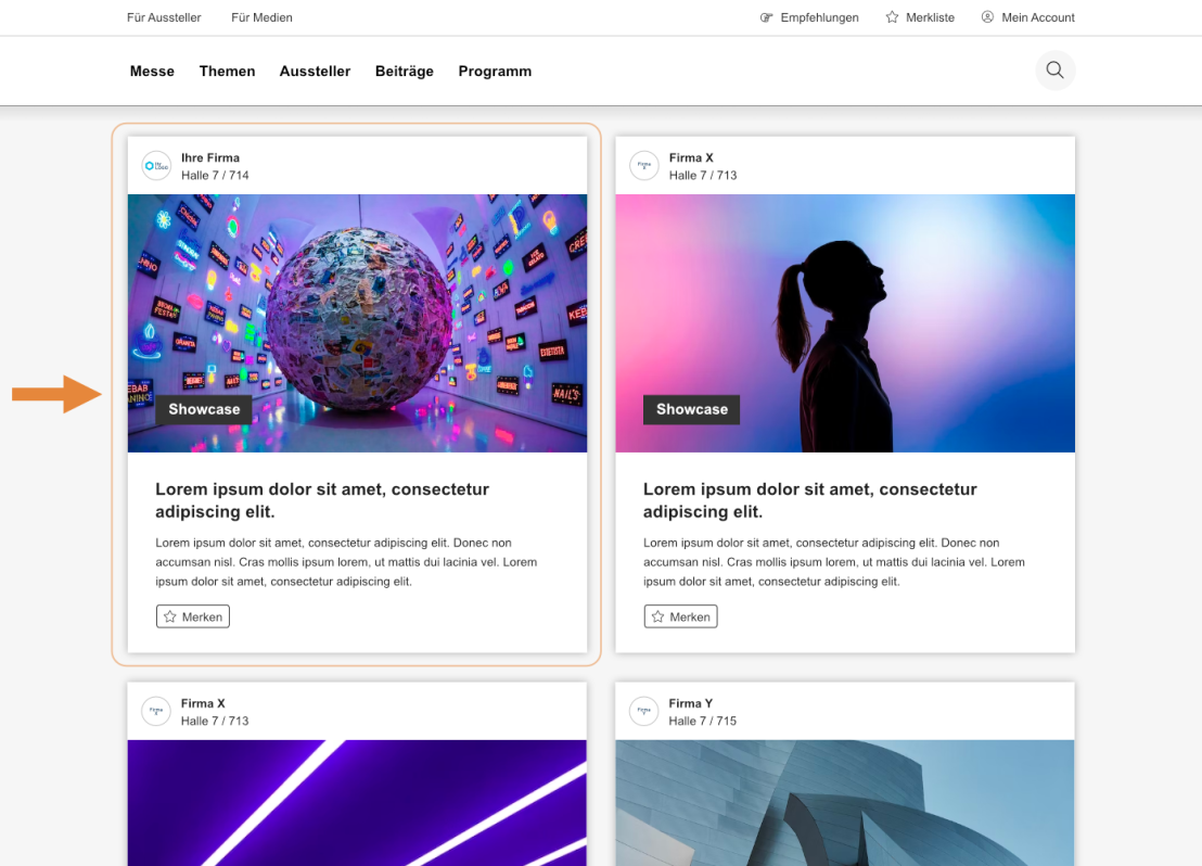 Screenshot einer Online-Messeplattform mit durch einen orangefarbenen Pfeil hervorgehobenem Ausstellerbeitrag. Das Bild zeigt eine leuchtende Kunstinstallation mit einem Kugelobjekt und bunten Lichtern. Daneben sind weitere Beiträge sichtbar.